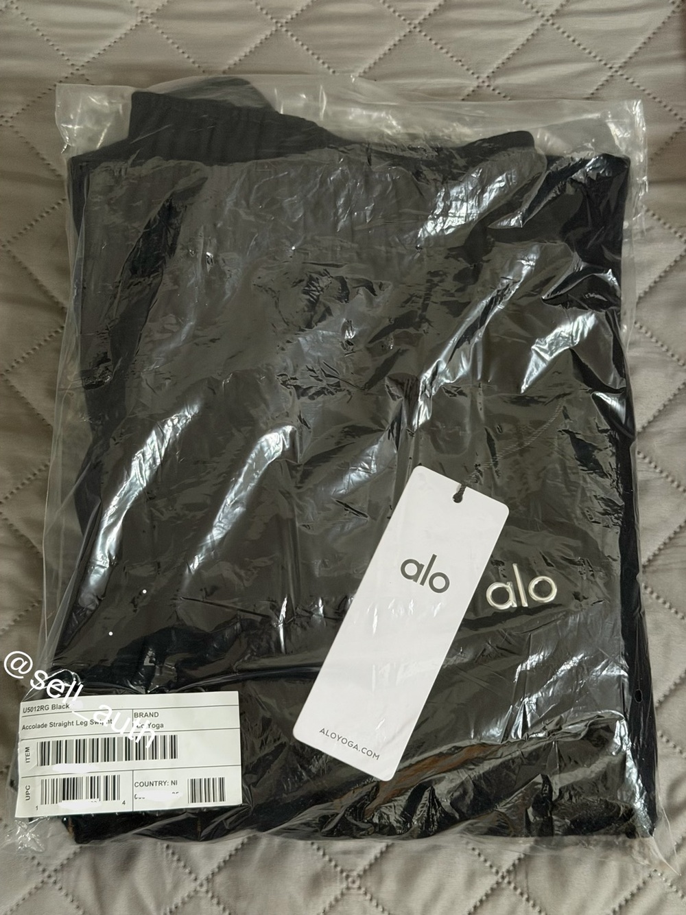 ALO Yoga Accolade Straight Leg Sweatpants Black - NEW❗️only $66+ offers accepted - Picture 4 of 5